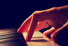 短道速滑冠军夺冠成功，勇夺金牌